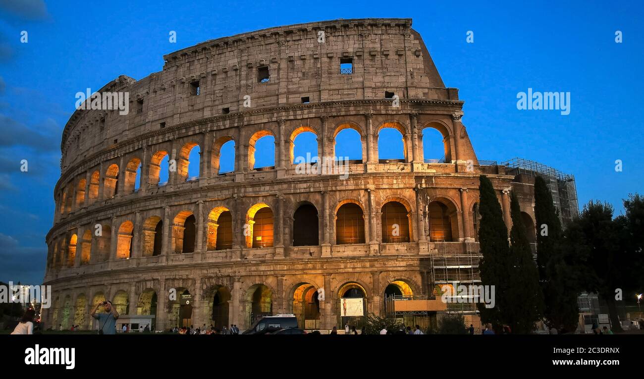 ROME, ITALIE - 30 SEPTEMBRE 2015 : les touristes et le colisée de rome Banque D'Images