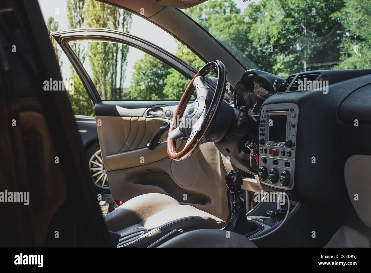 Grand intérieur d'un ancien modèle italien. Volant en bois par temps ensoleillé, les portes ouvraient pour laisser entrer la lumière et la chaleur. Propre par une voiture Banque D'Images