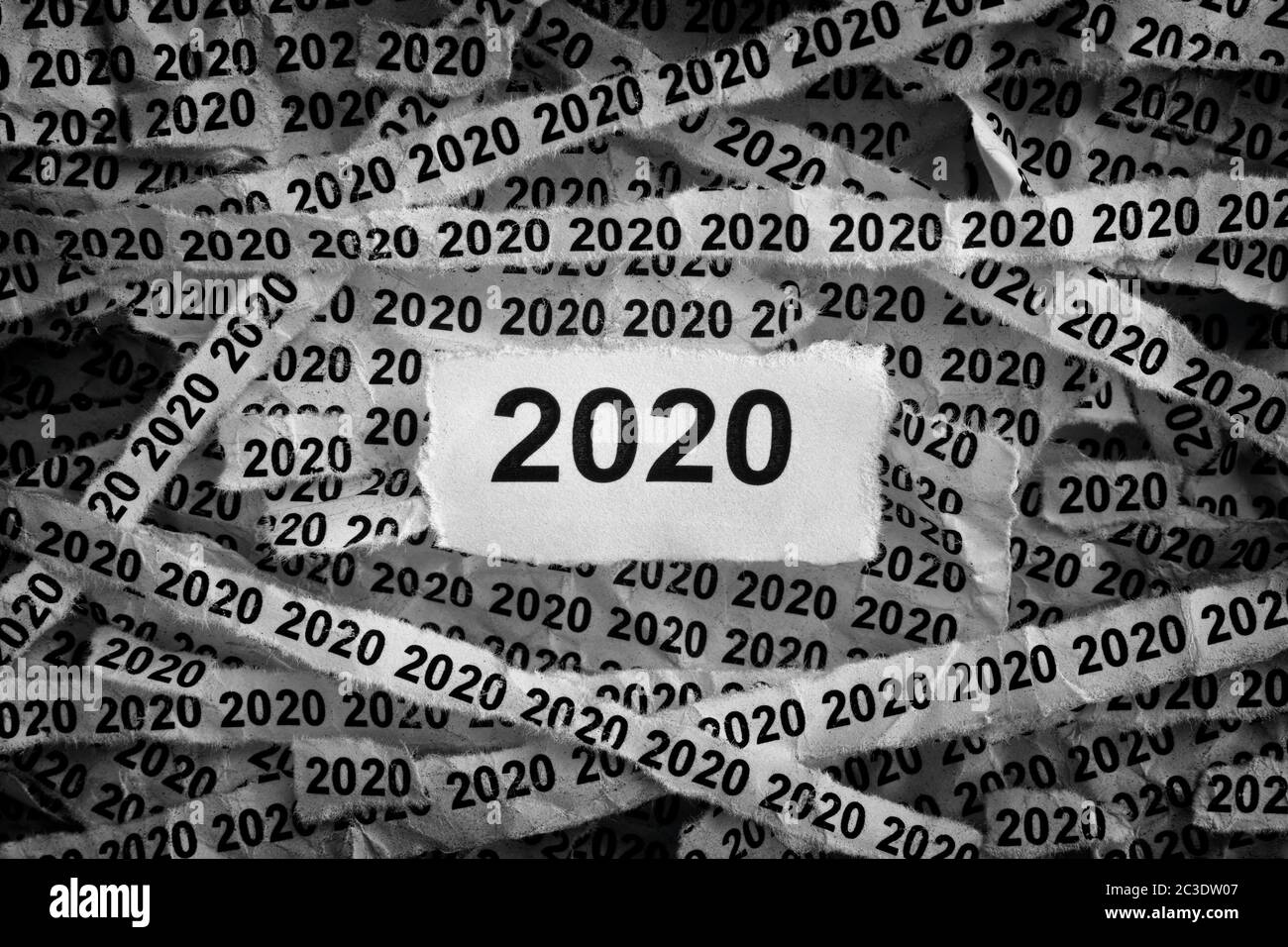 L'année 2020. Morceaux de papier déchirés portant les numéros 2020. Noir et blanc. Gros plan. Banque D'Images