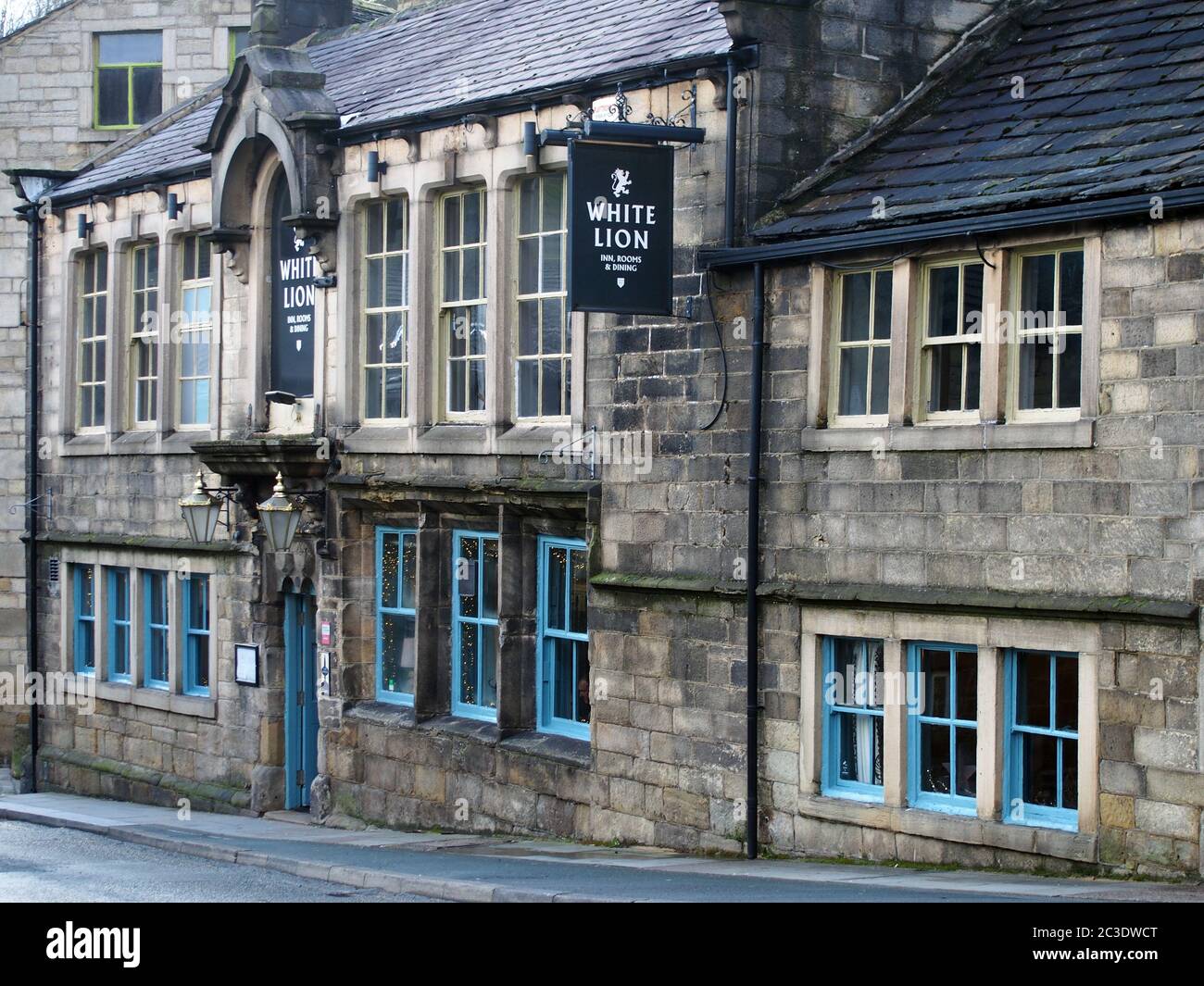 l'entrée principale du pub et de l'hôtel historique de hebden bridge west yorkshire, ancien coachin historique datant de 17 ans Banque D'Images