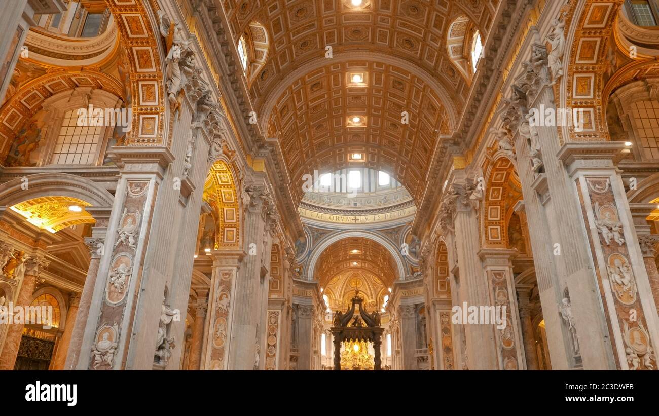 ROME (ITALIE)- 30 septembre 2015 : shot de la nef et de l'intérieur de la basilique Saint Pierre, Rome Banque D'Images