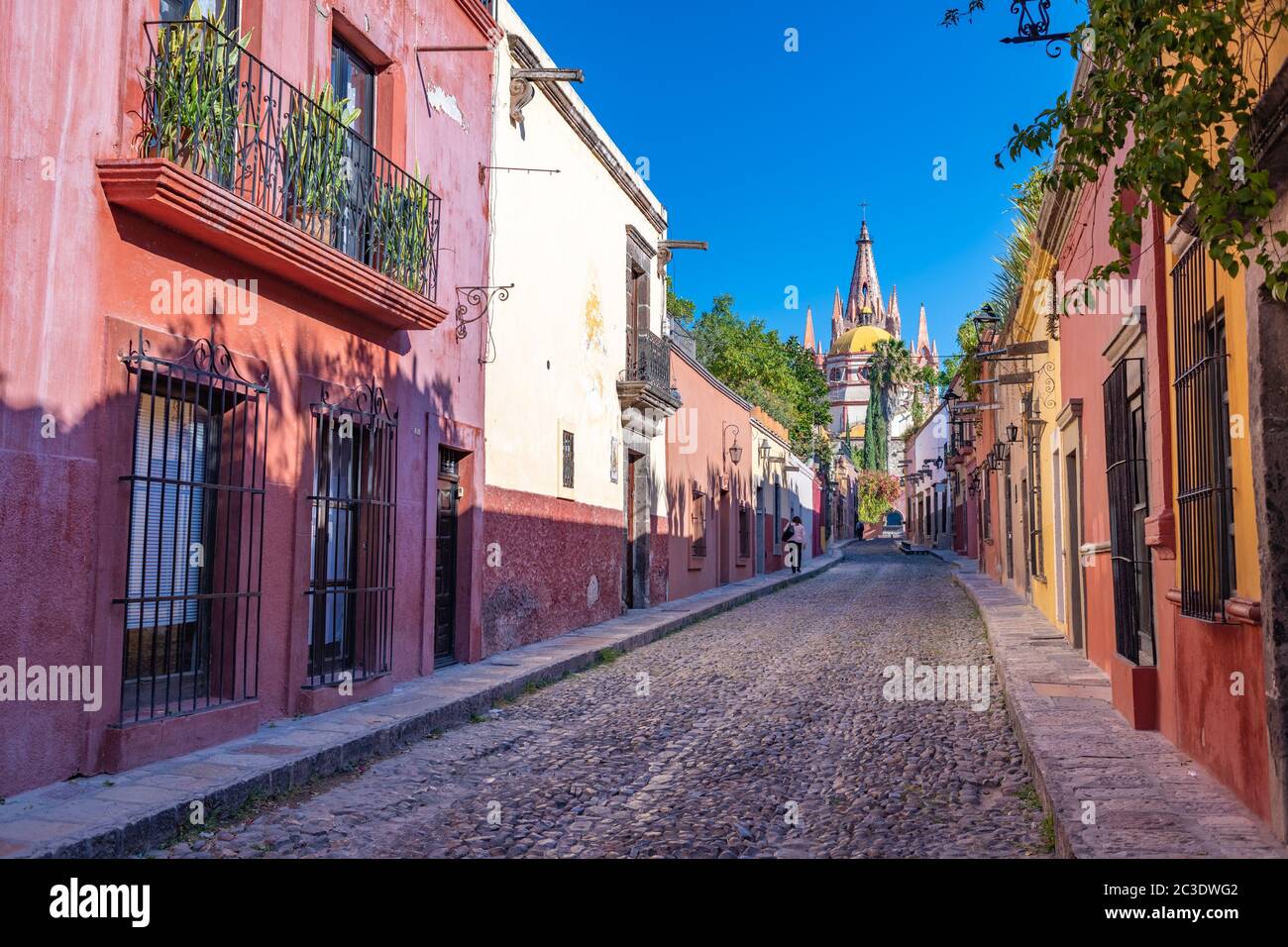 Rue colorée de San Miguel de Allende, ville coloniale au Mexique. Patrimoine mondial de l'UNESCO. Banque D'Images