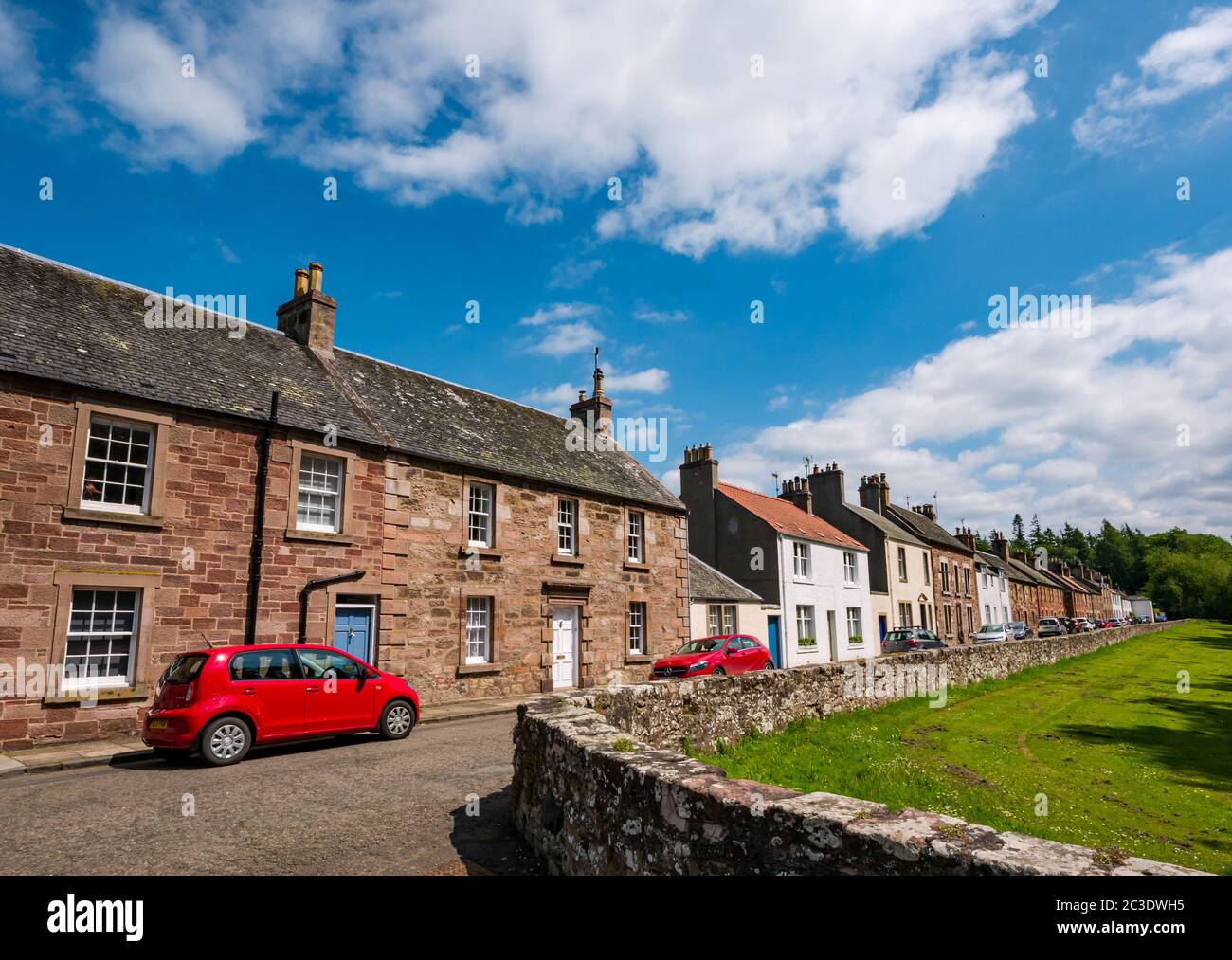 Le Green commun et rangée de chalets, village de Gifford, East Lothian, Écosse, Royaume-Uni Banque D'Images