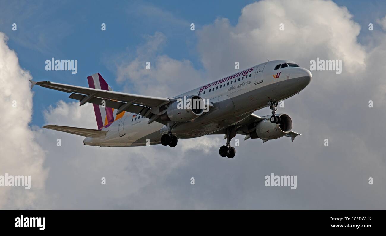 Airbus A319 Germanwings D-AKNH en approche finale à l'aéroport de Londres Heathrow LHR Banque D'Images