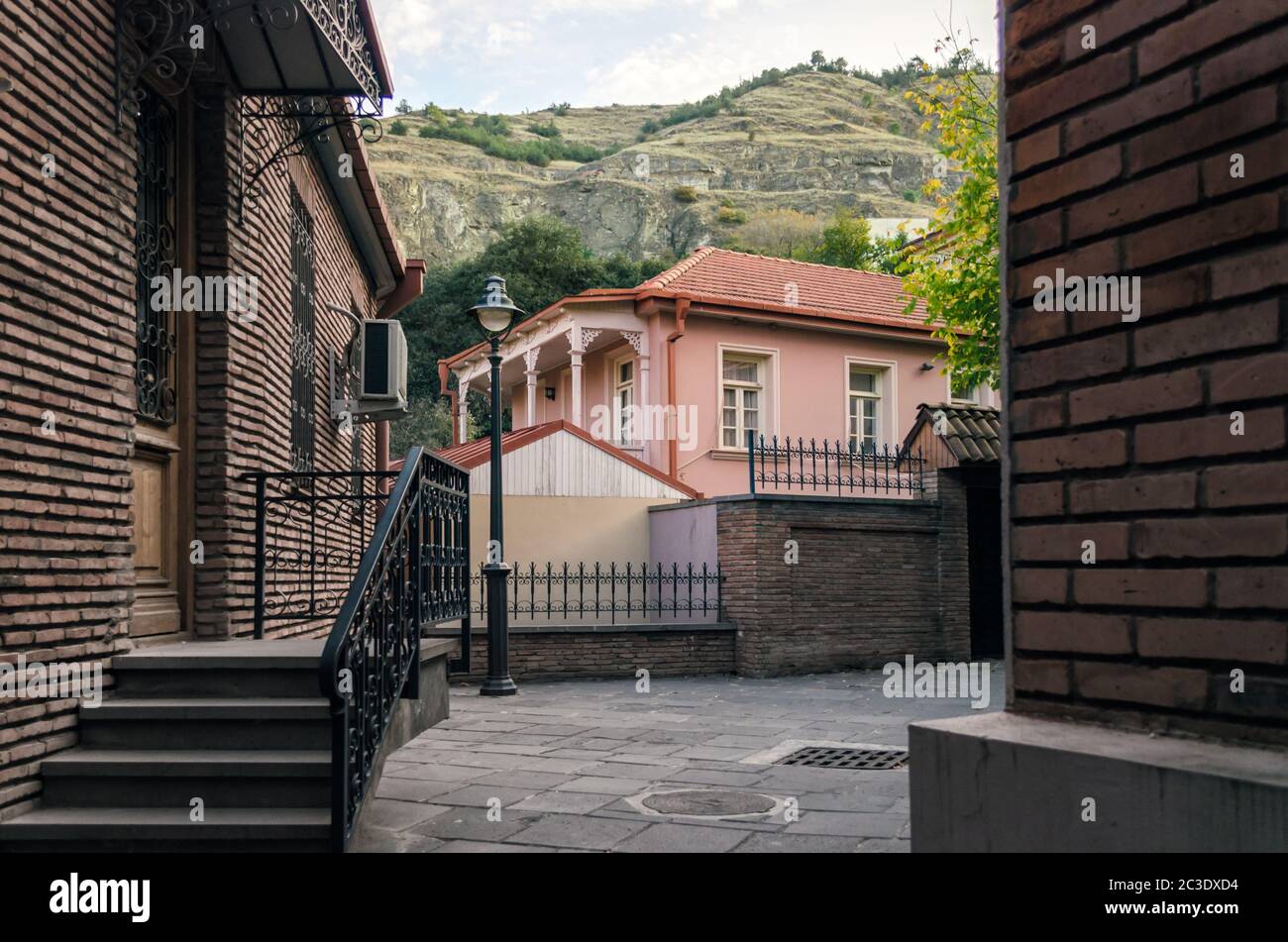 Maisons urbaines et vue sur la montagne avec arbres en Géorgie Banque D'Images