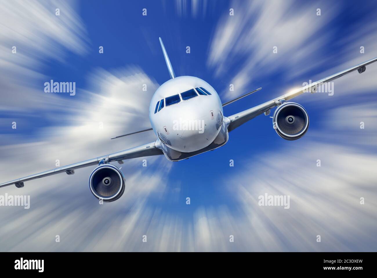 avion de ligne à grande vitesse dans les nuages Banque D'Images