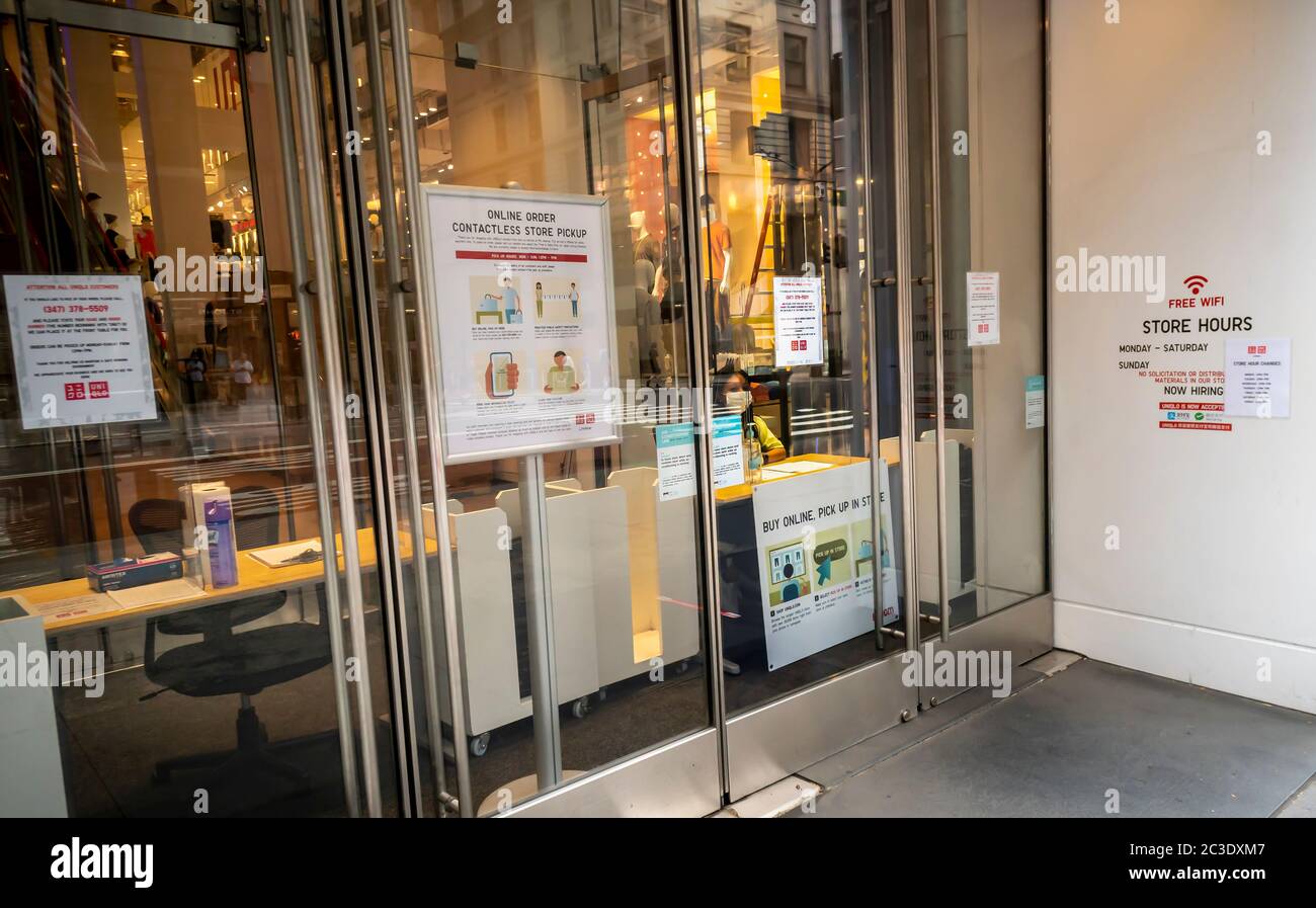 Uniqlo, sur la Cinquième Avenue à New York, ouvre pour le ramassage et le retour au bord du trottoir lors de la première phase de la réouverture de l'économie le jeudi 11 juin 2020. (© Richard B. Levine) Banque D'Images