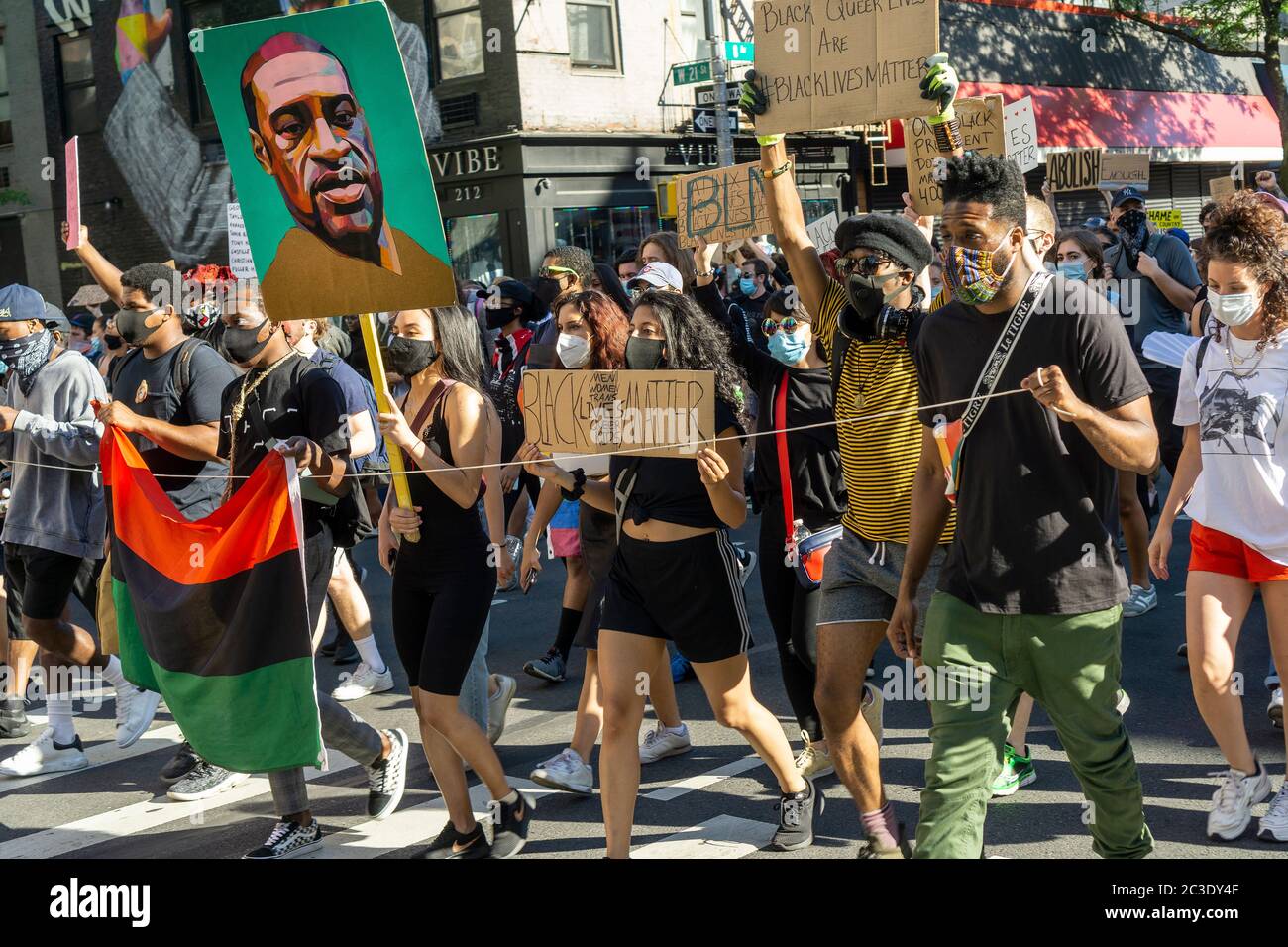 Les manifestants de Black Lives Matter défilant à Chelsea, à New York, pour protester contre la mort de George Floyd et pour demander le financement de la police, vu le mardi 16 juin 2020. (© Richard B. Levine) Banque D'Images