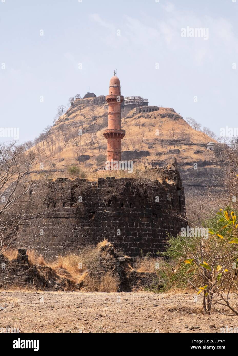 Le Chand Minar ou la tour de la victoire et le XIVe siècle Hilltop fort, Daulatabad. (Deogiri, Devagiri), Maharashtra, Inde Banque D'Images