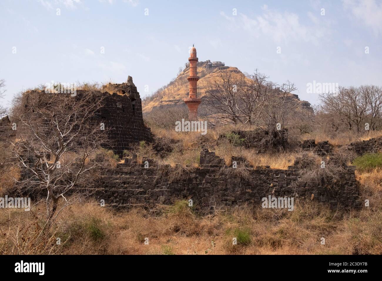 Le Chand Minar ou la tour de la victoire et le XIVe siècle Hilltop fort, Daulatabad. (Deogiri, Devagiri), Maharashtra, Inde Banque D'Images