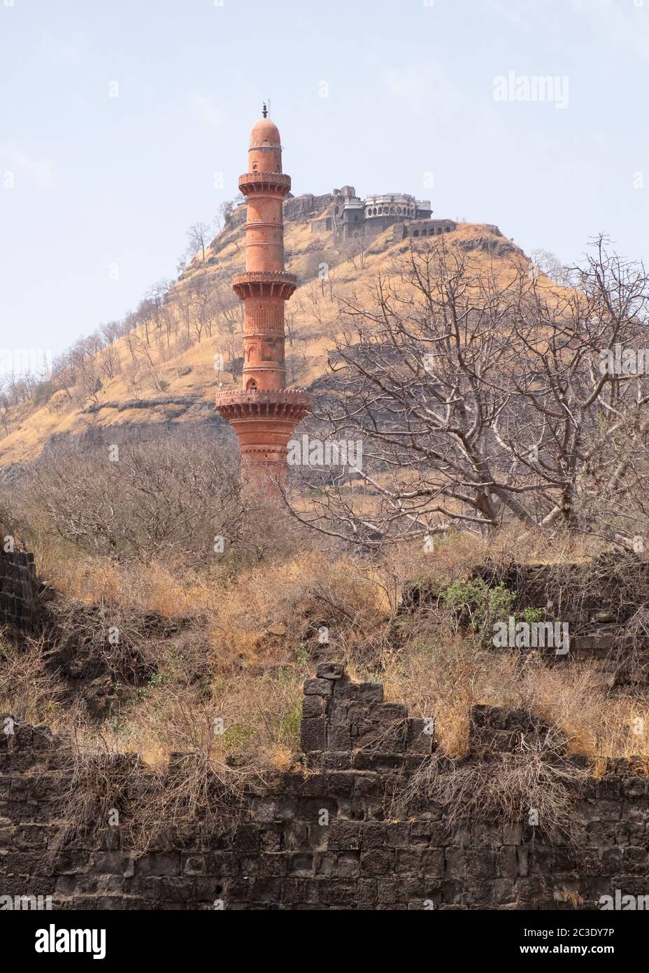 Le Chand Minar ou la tour de la victoire et le XIVe siècle Hilltop fort, Daulatabad. (Deogiri, Devagiri), Maharashtra, Inde Banque D'Images