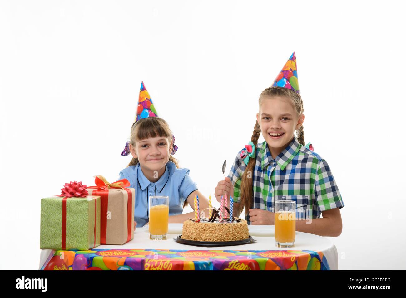 Deux filles à la table de fête prêt à manger gâteau Banque D'Images