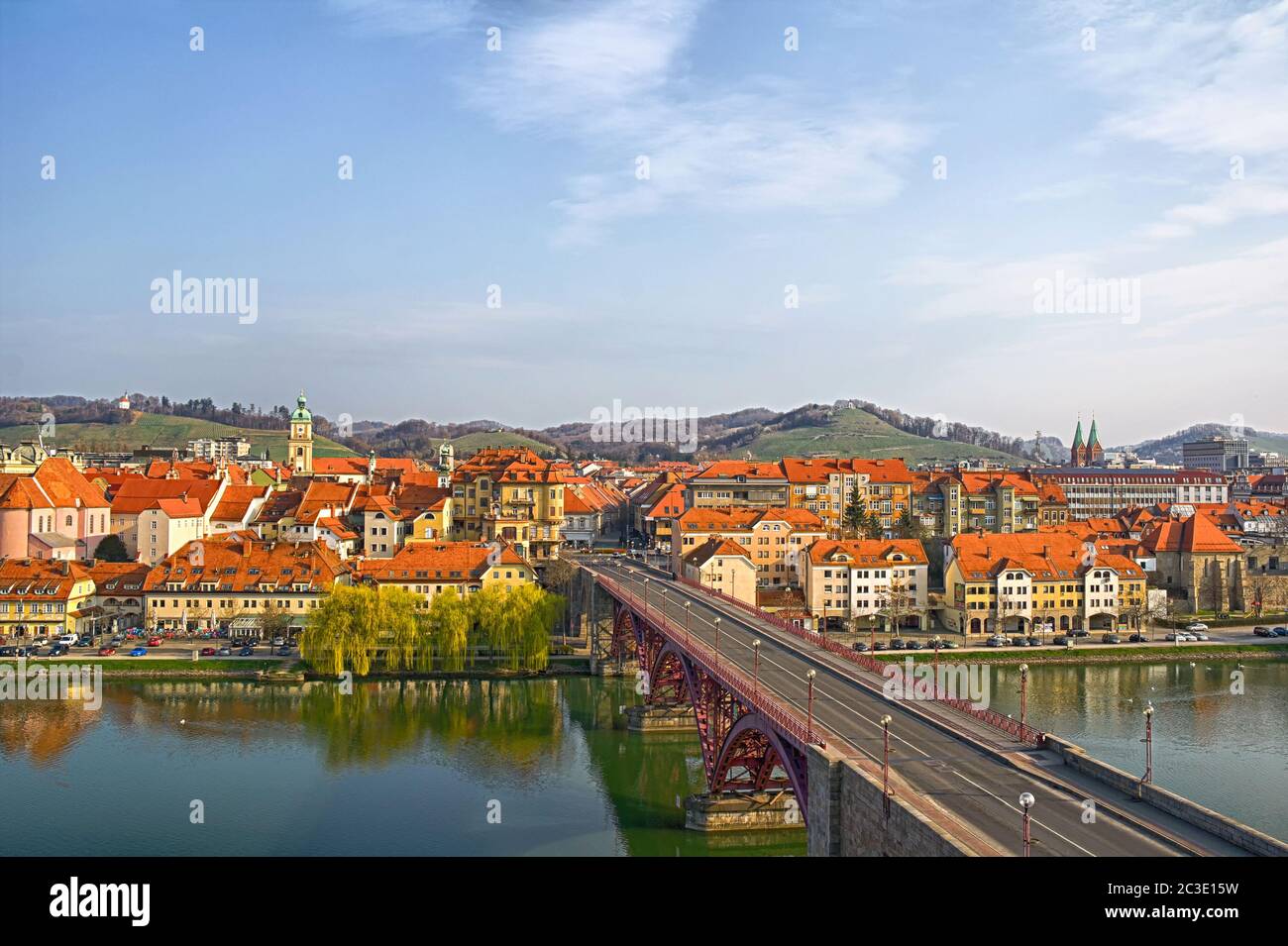 Maribor, Slovénie, Europe. Pont principal (Glavni Most, Stari Most) sur la rivière Drava. Le très populaire fleuve Lent en arrière-plan. Banque D'Images