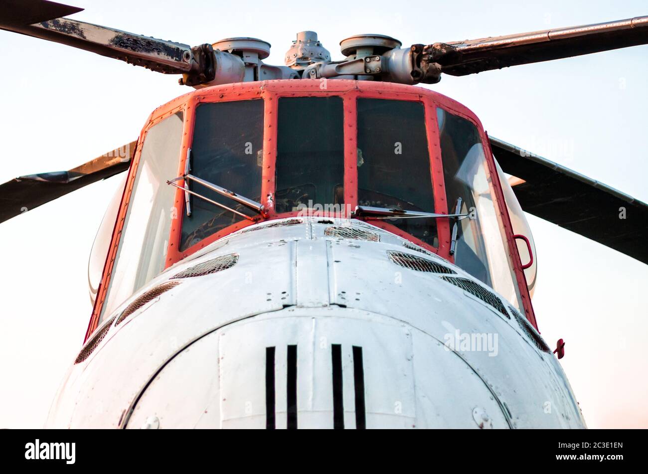 cockpit d'un ancien hélicoptère vintage avec lames Banque D'Images
