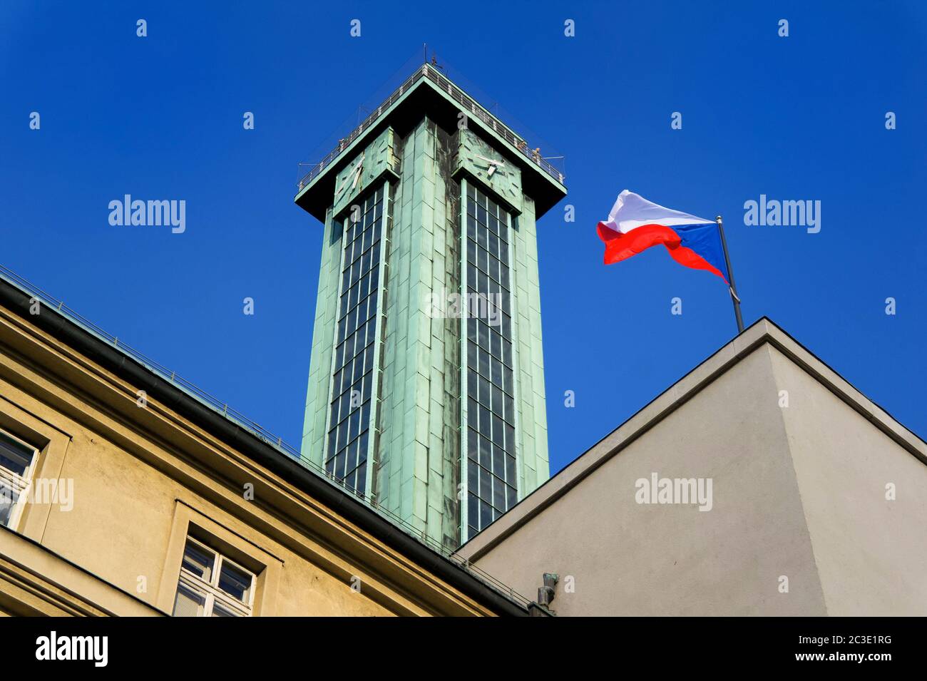 Drapeau national tchèque et tour de visualisation et de surveillance de la mairie de la Nouvelle ville (Nova radnice), Ostrava, République tchèque / Tchéquie Banque D'Images
