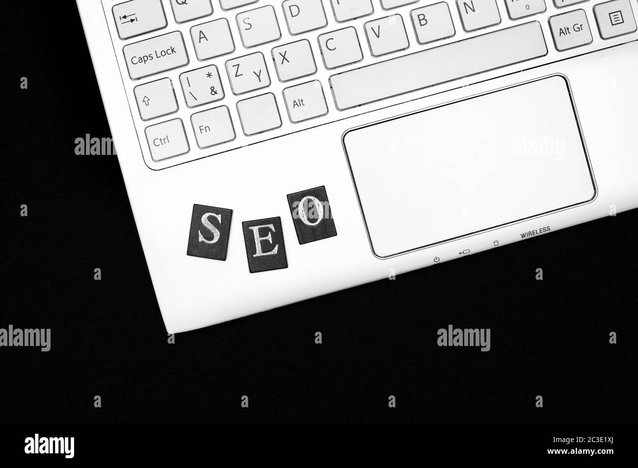 SEO - clavier d'ordinateur portable avec lettres. Optimisation des pages Web pour de meilleurs résultats de recherche. Noir et blanc avec espace de copie Banque D'Images