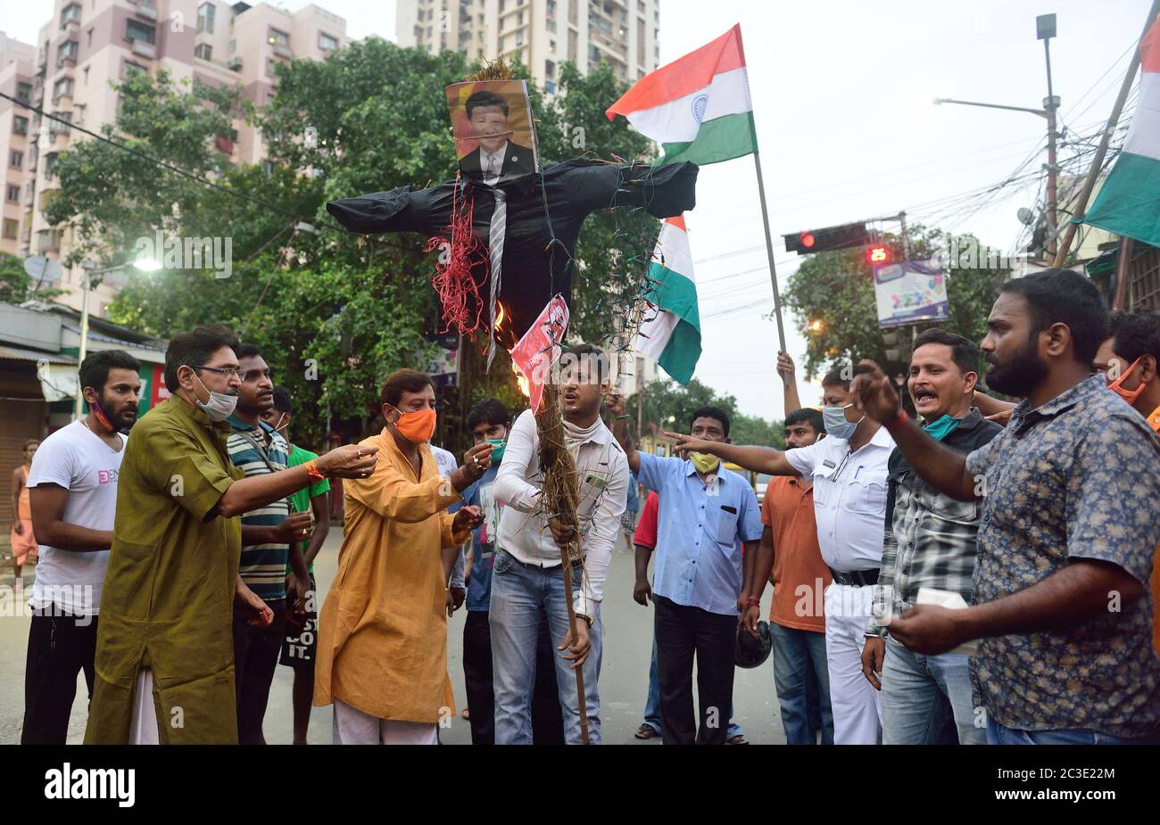 Des manifestants ont brûlé un effigie du président chinois Xi Jingping et des drapeaux chinois pendant la manifestation.manifestation contre l'intrusion chinoise dans le territoire indien et combat frontalier avec l'armée indienne où 20 soldats indiens ont été martyrisés le 15 juin dans la nuit à Galwan Valley, au ladakh. Banque D'Images