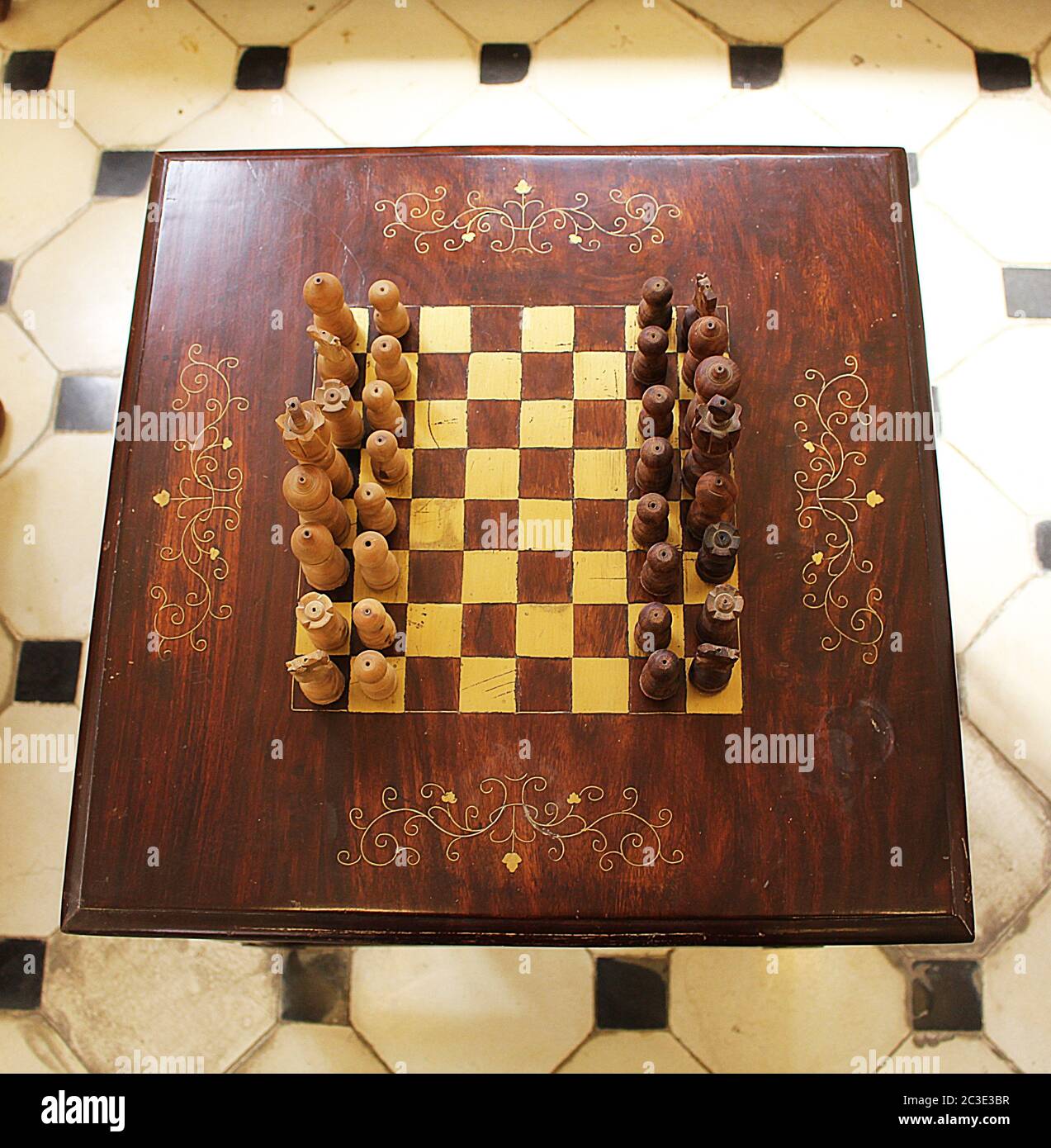 Jeu d'échecs en bois vers 1930 sur une table en bois ornementale Banque D'Images