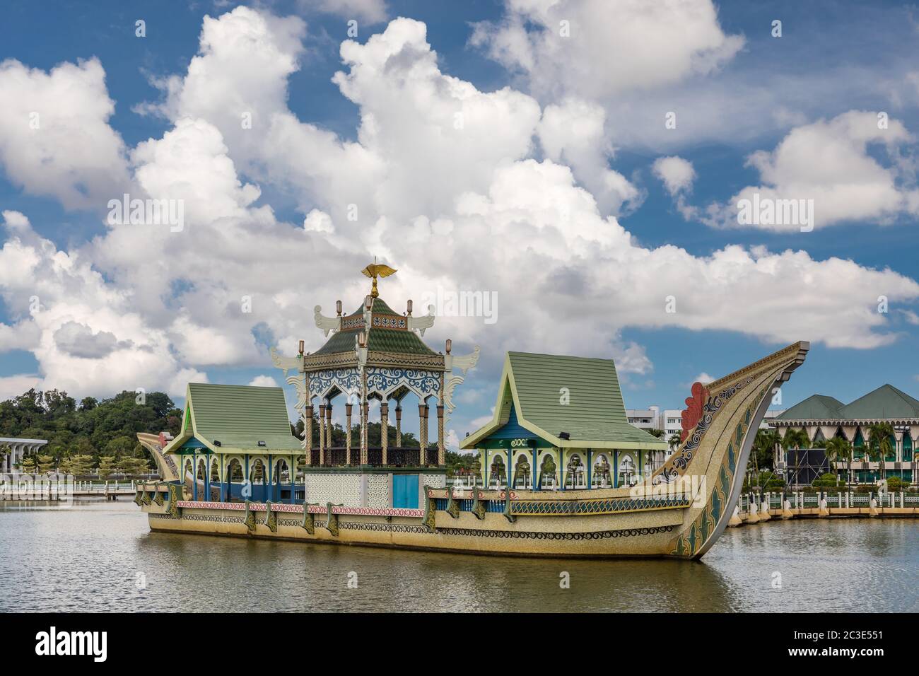 La réplique d'une Barge du sultan Bolkiah Mahligai datant du XVIe siècle devant la mosquée Omar Ali Saifuddien au Brunéi Darusallam, achevée en 1967. Banque D'Images