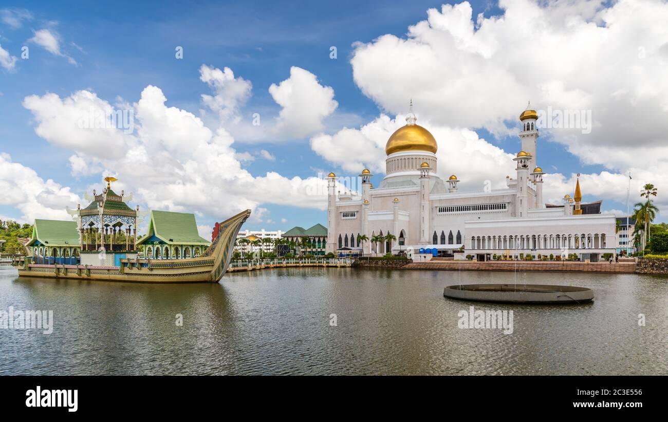 Masjid Omar 'Ali Saifuddien est une mosquée royale, achevée en 1958. Le lagon est orné d'une réplique d'une Barge du Sultan Bolkiah Mahligai datant du XVIe siècle Banque D'Images