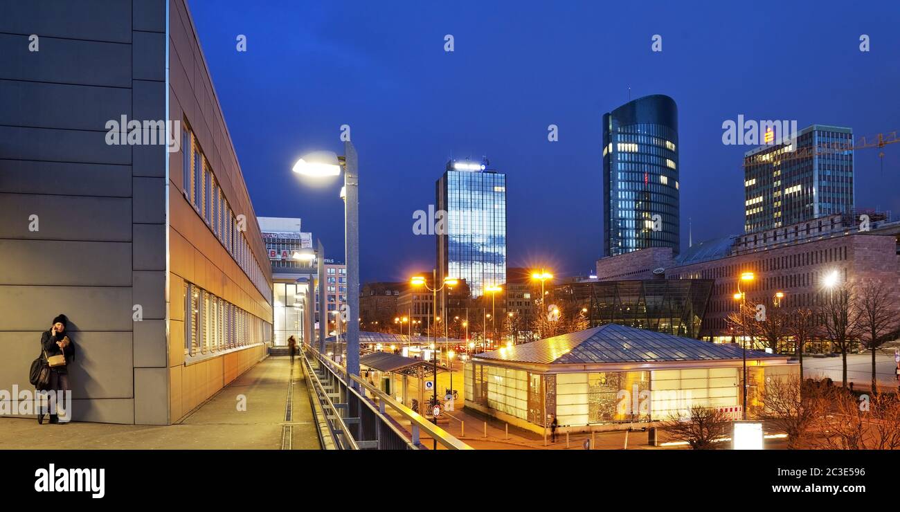 Gare centrale avec vue sur le centre-ville avec la tour RWE, Dortmund, Allemagne, Europe Banque D'Images