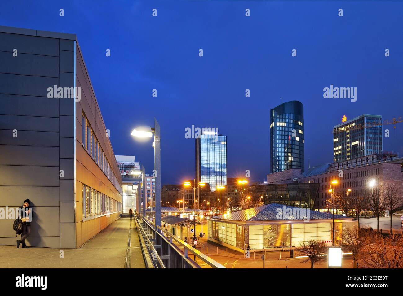 Gare centrale avec vue sur le centre-ville avec la tour RWE, Dortmund, Allemagne, Europe Banque D'Images