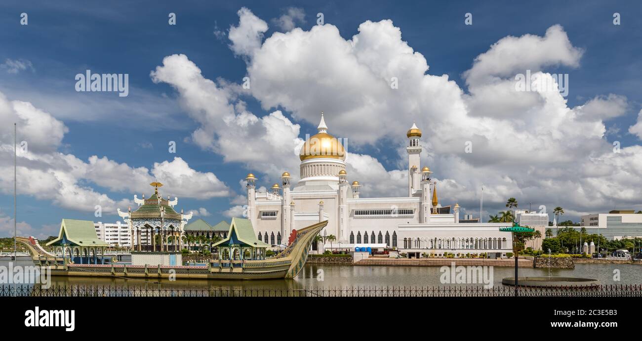 Masjid Omar 'Ali Saifuddien est une mosquée royale, achevée en 1958. Le lagon est orné d'une réplique d'une Barge du Sultan Bolkiah Mahligai datant du XVIe siècle Banque D'Images