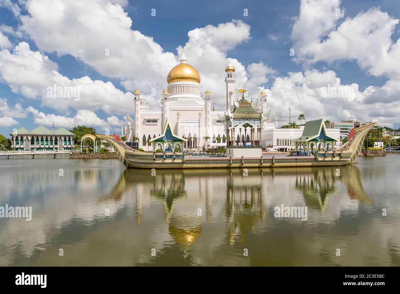 Masjid Omar 'Ali Saifuddien est une mosquée royale, achevée en 1958. Le lagon est orné d'une réplique d'une Barge du Sultan Bolkiah Mahligai datant du XVIe siècle Banque D'Images