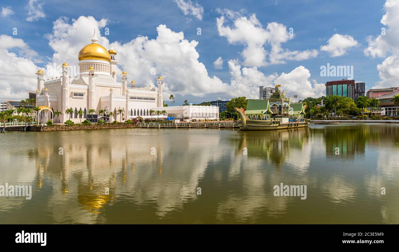 Masjid Omar 'Ali Saifuddien est une mosquée royale, achevée en 1958. Le lagon est orné d'une réplique d'une Barge du Sultan Bolkiah Mahligai datant du XVIe siècle Banque D'Images