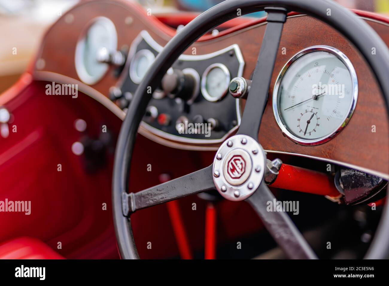 Gros plan sur les horloges et le tableau de bord du roadster Red MG TF des années 1950 Banque D'Images