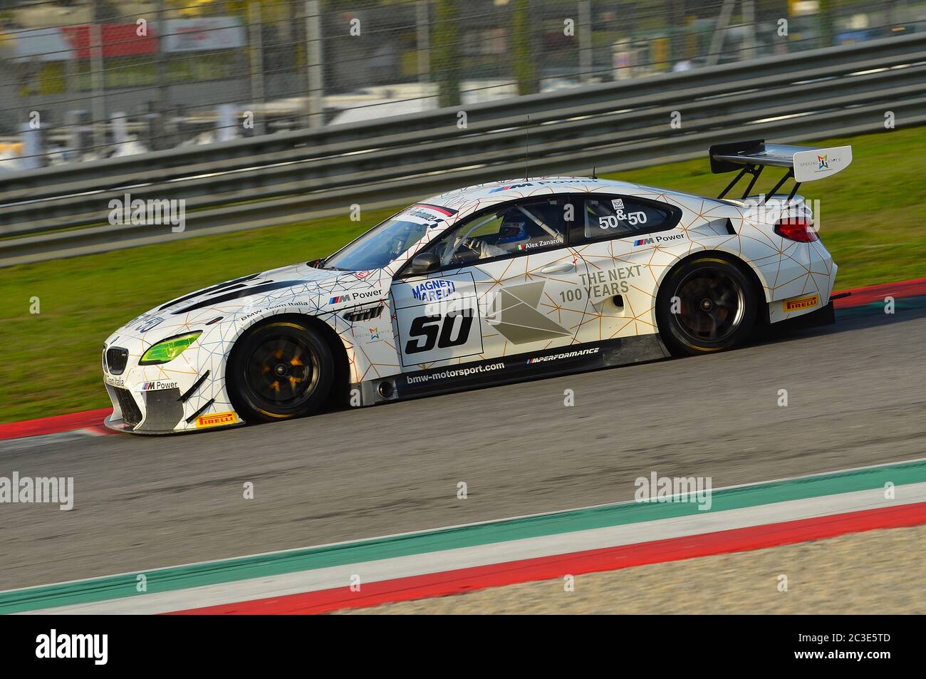 Circuit Mugello, Italie - 17 juillet 2016 : BMW M6 GT3 de l'équipe BMW Italia, conduite par Alex Zanardi, Campionato Italiano GT au circuit Mugello. Banque D'Images