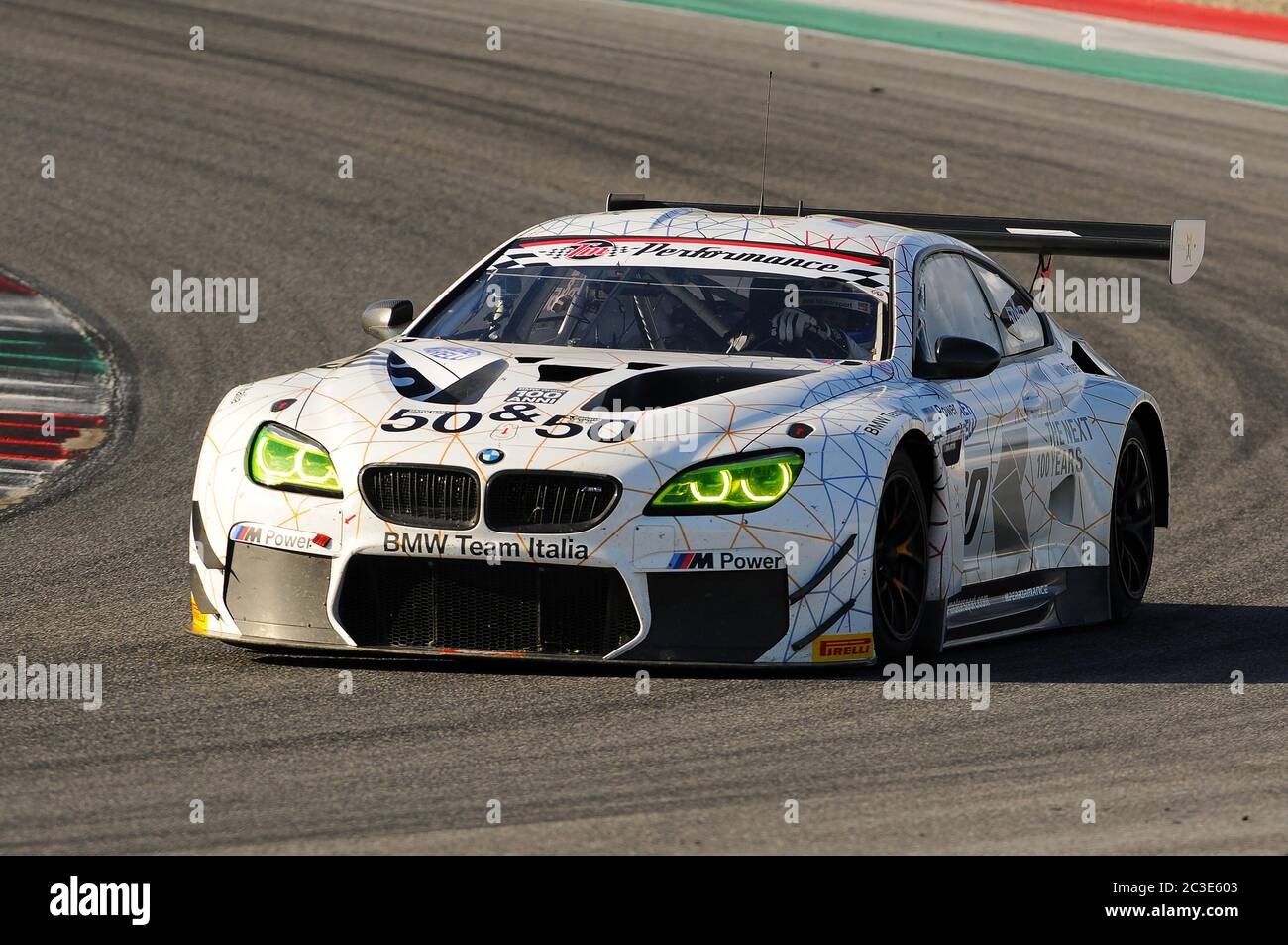 Circuit Mugello, Italie - 17 juillet 2016 : BMW M6 GT3 de l'équipe BMW Italia, conduite par Alex Zanardi, Campionato Italiano GT au circuit Mugello. Banque D'Images