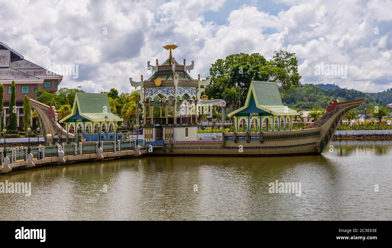 La réplique d'une Barge du sultan Bolkiah Mahligai datant du XVIe siècle devant la mosquée Omar Ali Saifuddien au Brunéi Darusallam, achevée en 1967. Banque D'Images