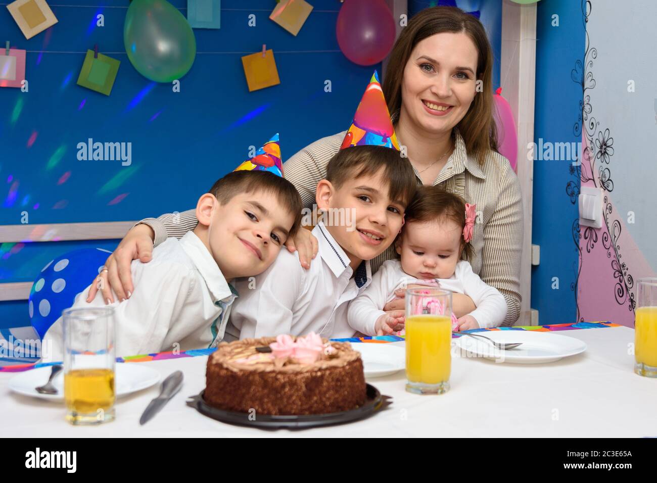 Une famille heureuse hople maman à la fête d'anniversaire Banque D'Images