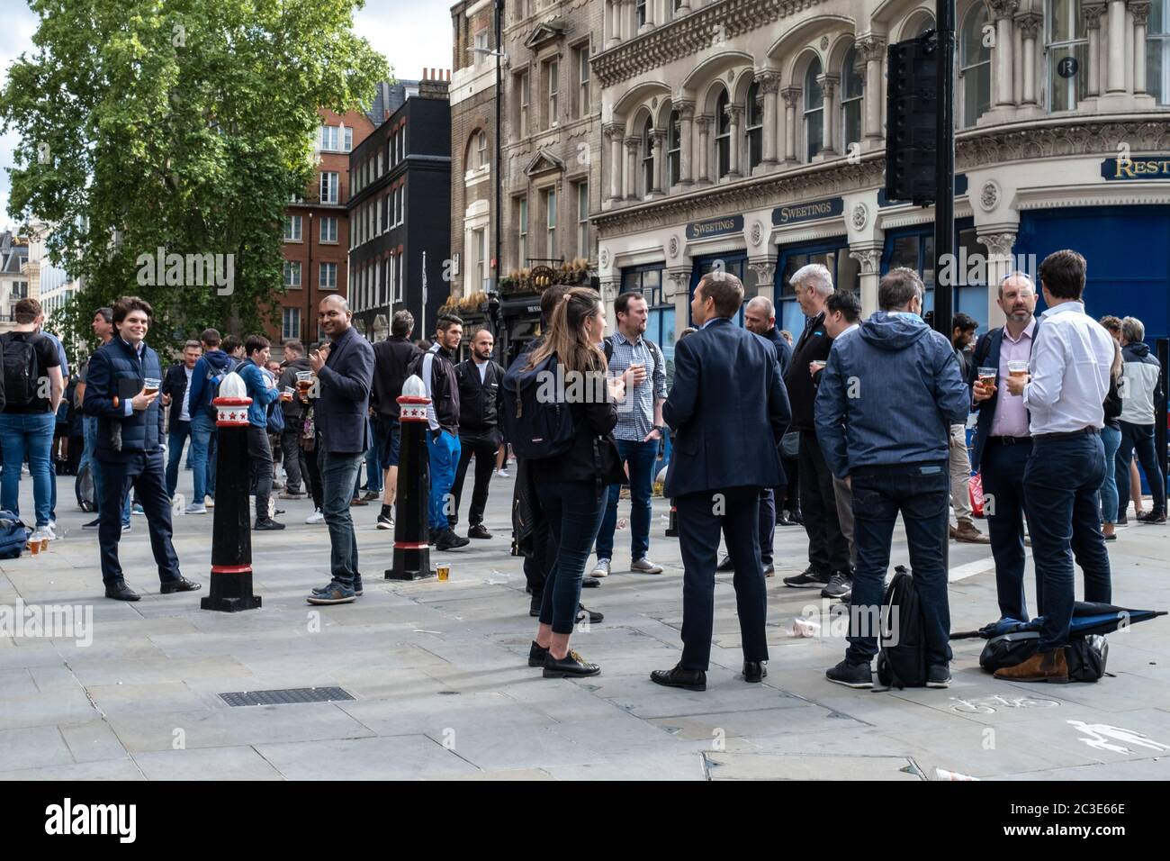 Londres - Angleterre - ville de Londres - 19062020 - les employés de la ville profitent d'un verre à emporter à la fin de la semaine, les restrictions de Covid-19 se poursuivent - photographe : Brian Duffy Banque D'Images