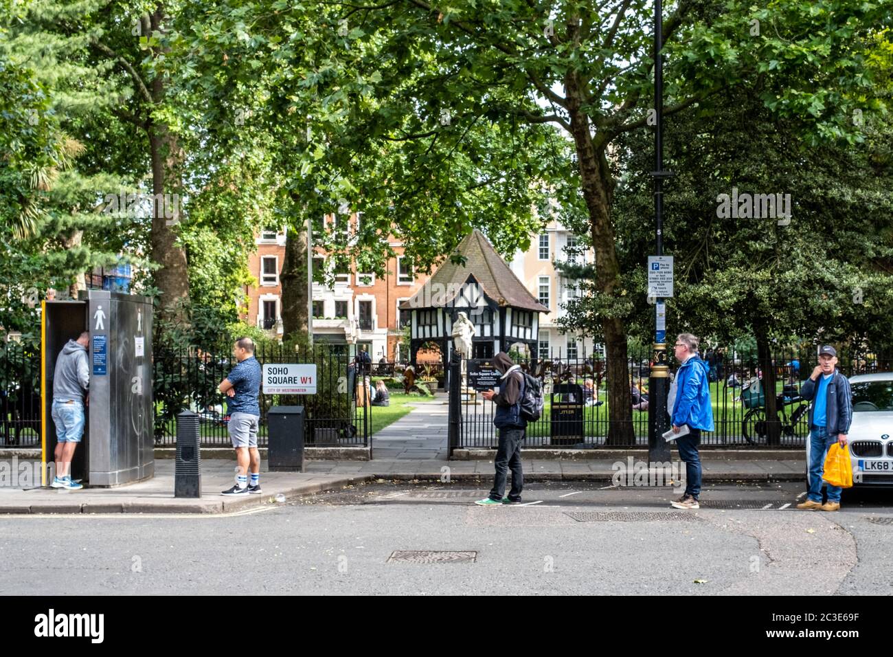 Londres - Angleterre -Soho Square - 19062020 - hommes en file d'attente pour utiliser les toilettes publiques de Soho Square Banque D'Images
