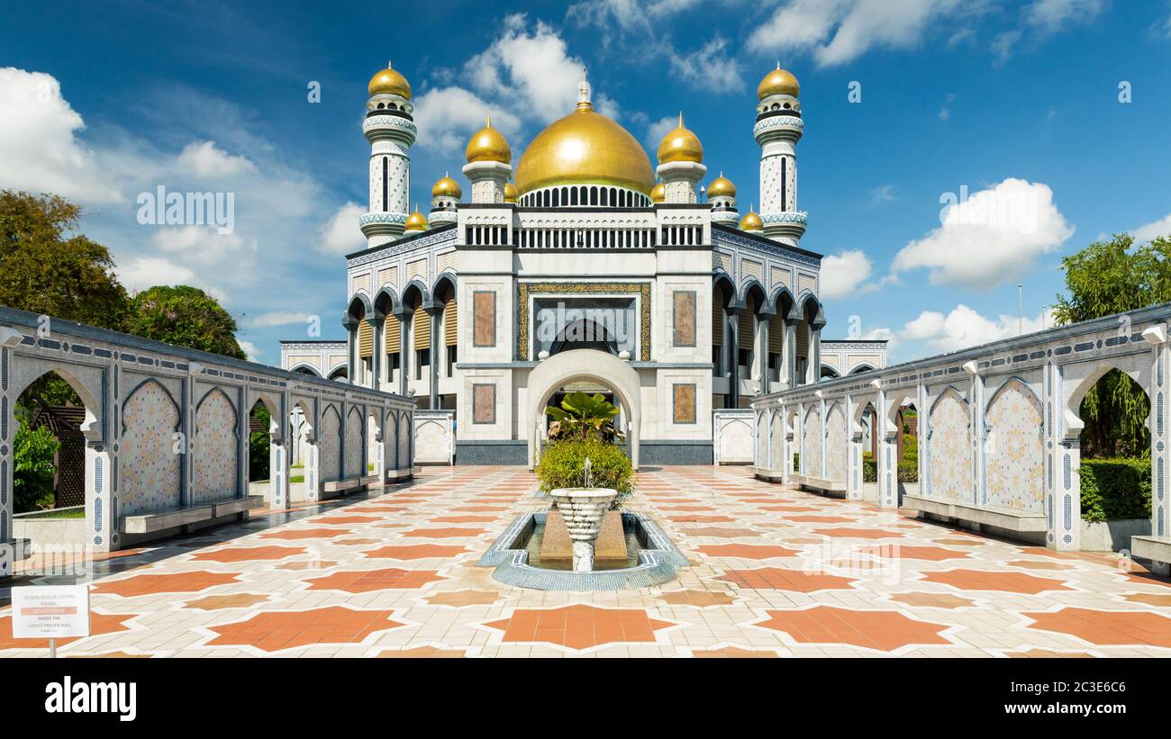 La cour d'accès à la section femme du Jame' Mosquée ASR Hassanil Bolkiah au Brunéi Darussalam Banque D'Images