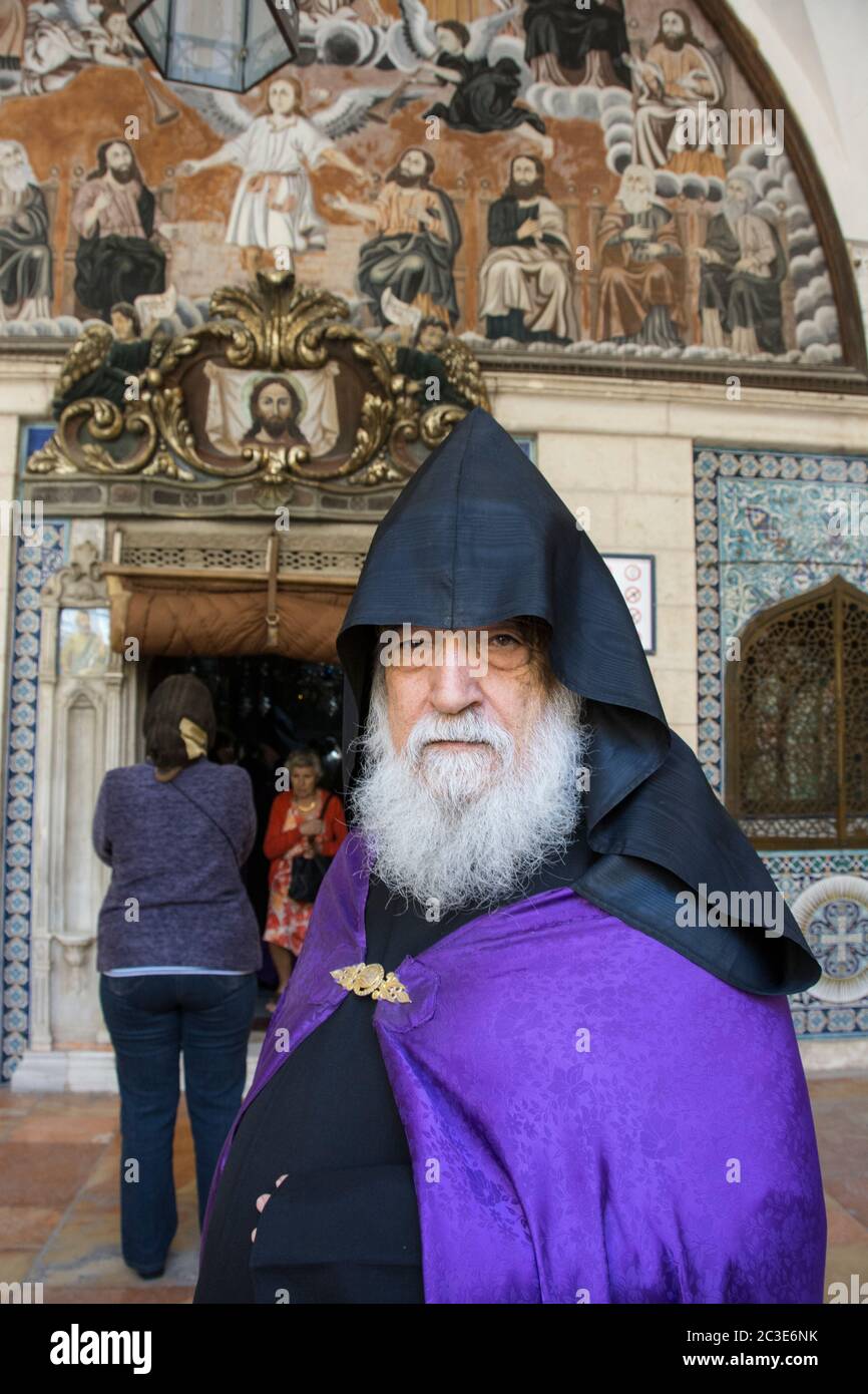 Archevêque Aris Shirvanian après le dimanche matin service de l'église au monastère Saint-Jacques dans le quartier arménien de la vieille ville de Jérusalem Banque D'Images