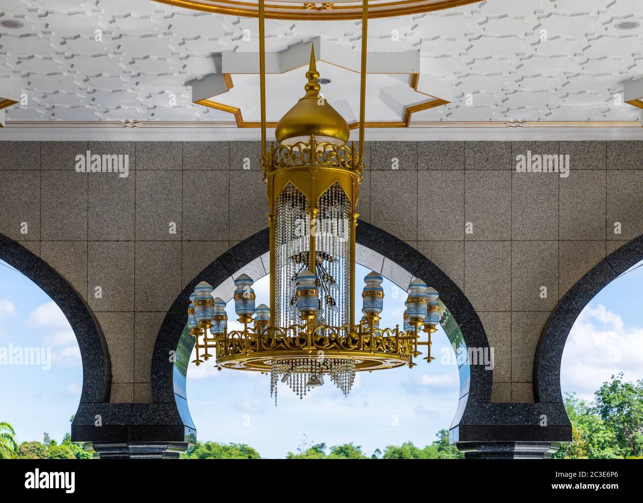 Candélabrum dans la mosquée de Jame' ASR Hassanil Bolkiah au Brunei Darussalam Banque D'Images