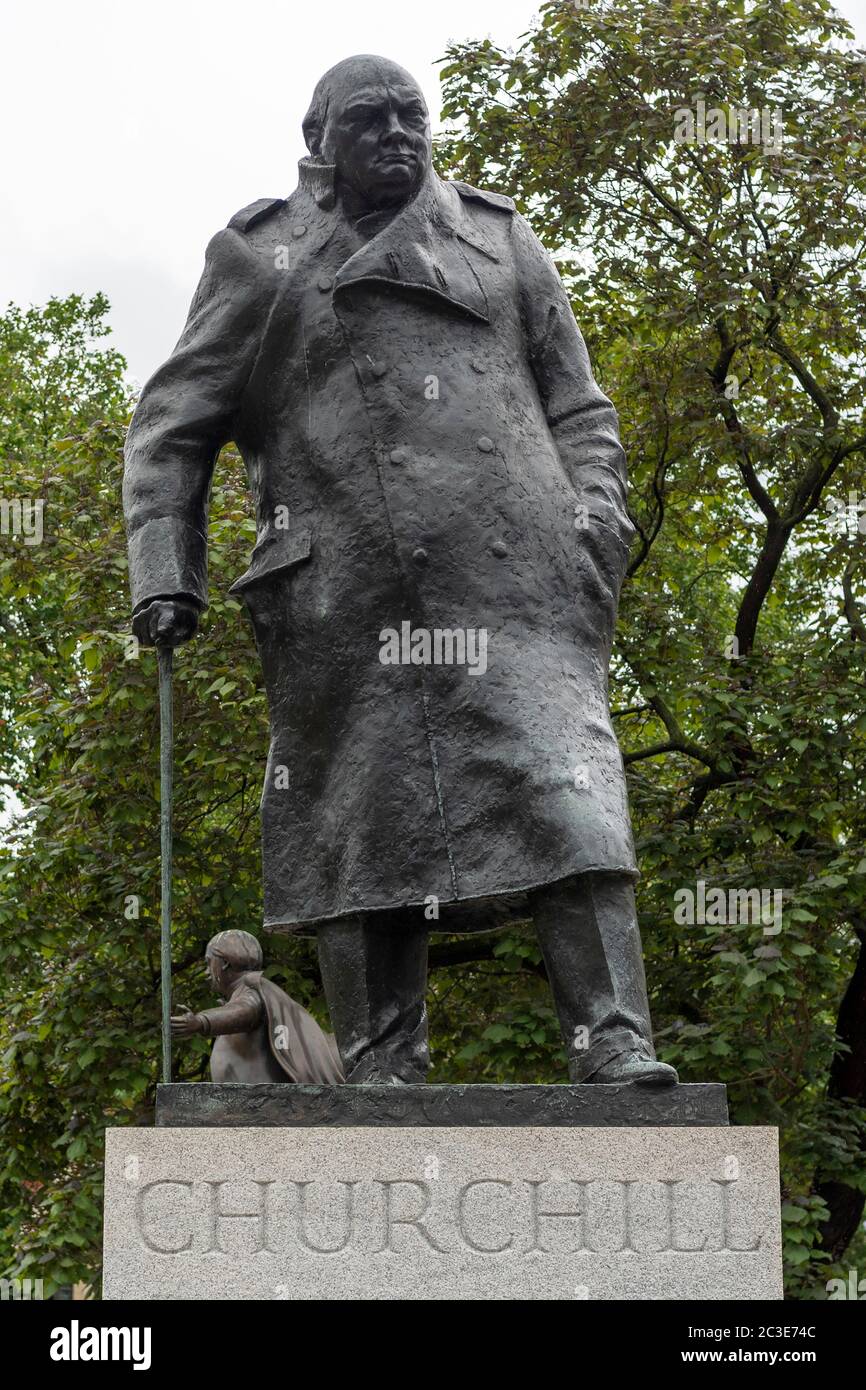 18 juin 2020, Londres, Royaume-Uni. Les tôles recouvrant la statue de l'ancien Premier ministre britannique Winston Churchill sur la place du Parlement sont retirées pour Presi Banque D'Images