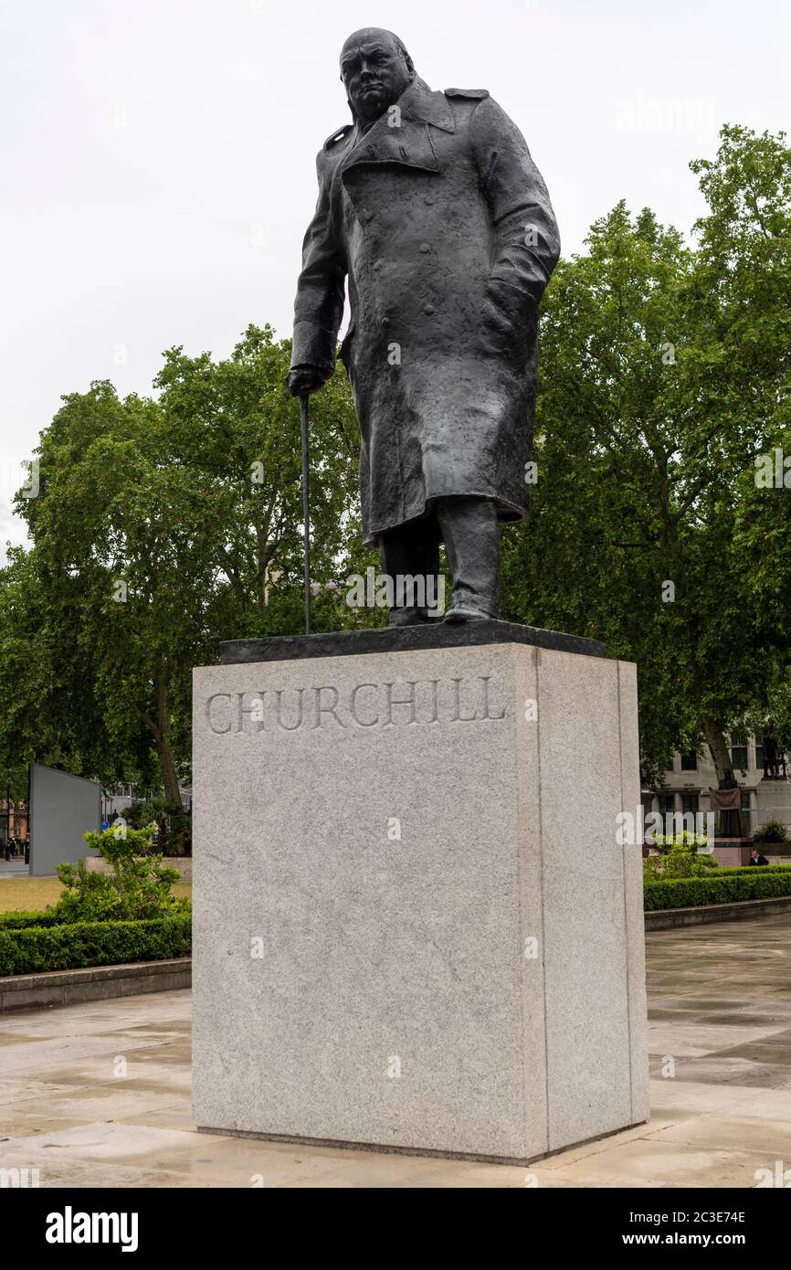 18 juin 2020, Londres, Royaume-Uni. Les tôles recouvrant la statue de l'ancien Premier ministre britannique Winston Churchill sur la place du Parlement sont retirées pour Presi Banque D'Images