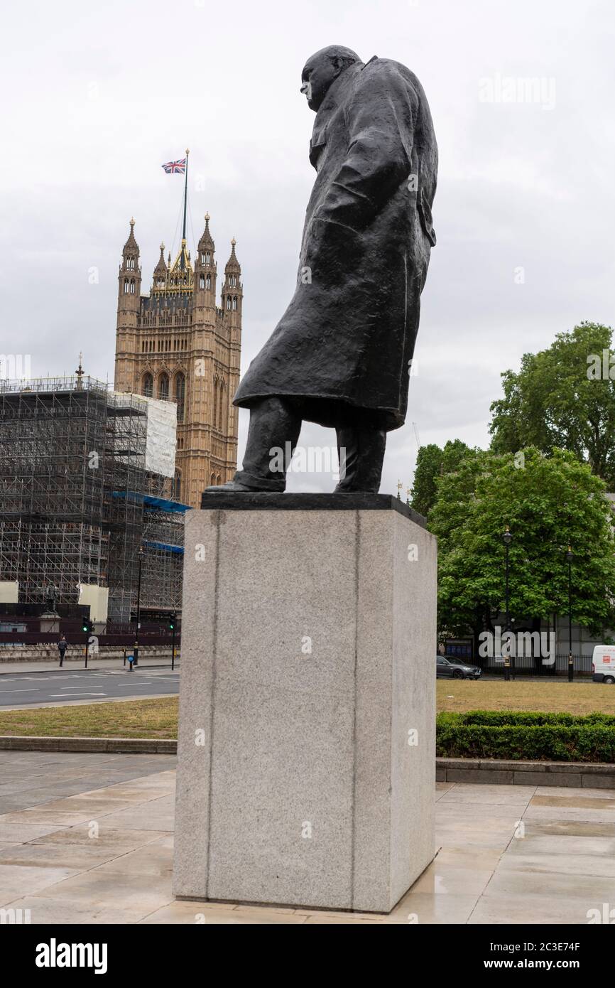 18 juin 2020, Londres, Royaume-Uni. Les tôles recouvrant la statue de l'ancien Premier ministre britannique Winston Churchill sur la place du Parlement sont retirées pour Presi Banque D'Images