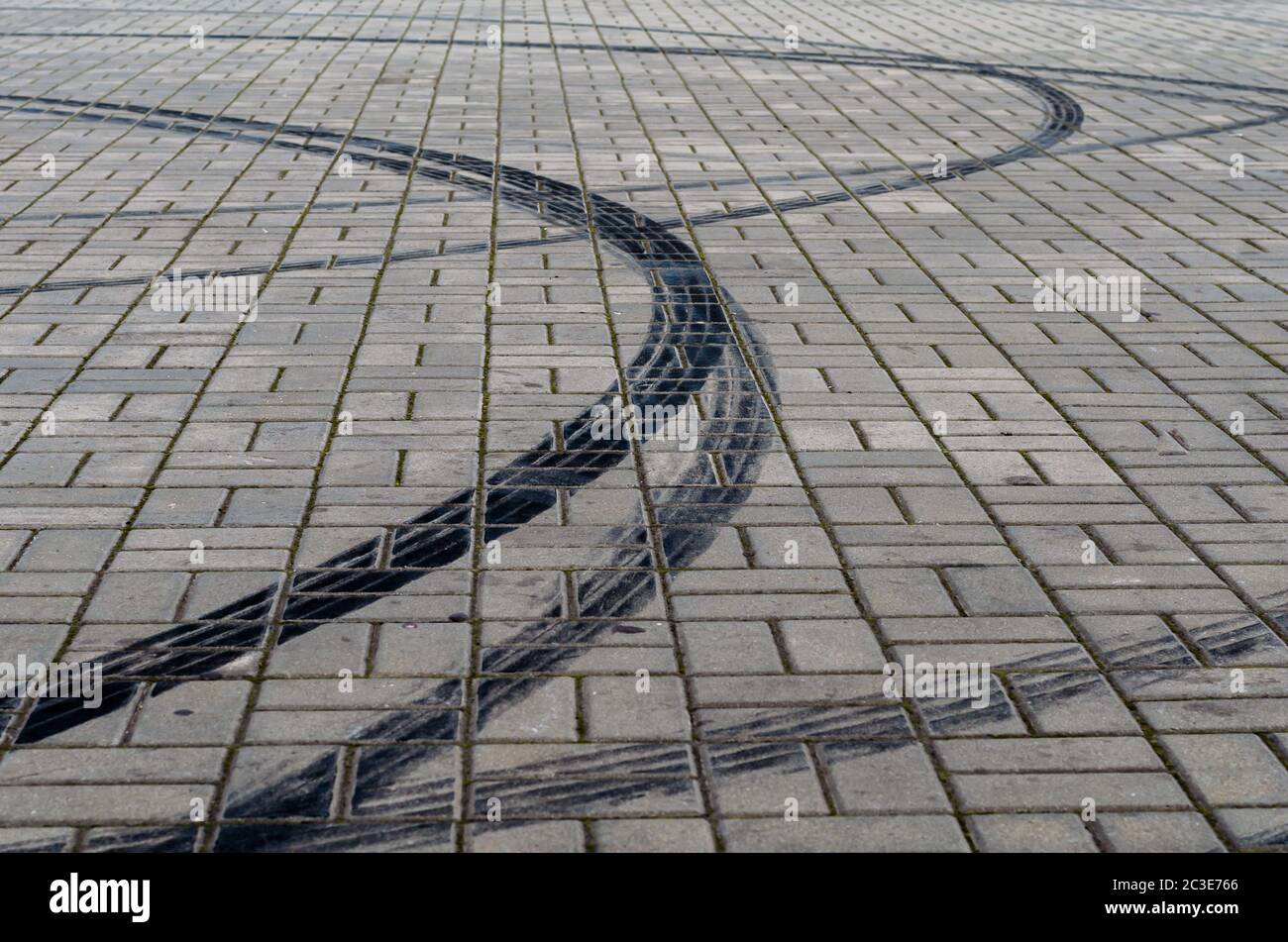 Marques noires des pneus freinage sur les roues de voiture sur la route Banque D'Images