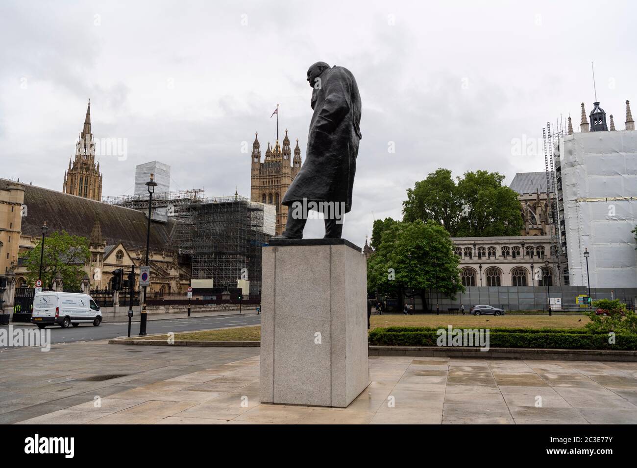 18 juin 2020, Londres, Royaume-Uni. Les tôles recouvrant la statue de l'ancien Premier ministre britannique Winston Churchill sur la place du Parlement sont retirées pour Presi Banque D'Images