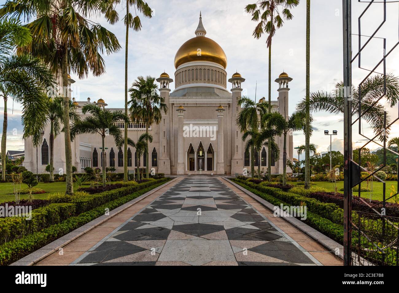 Masjid Omar' Ali Saifuddien est une mosquée royale achevée en 1958. Il sert de symbole de la foi islamique au Brunei et domine les gratte-ciel de la ville Banque D'Images