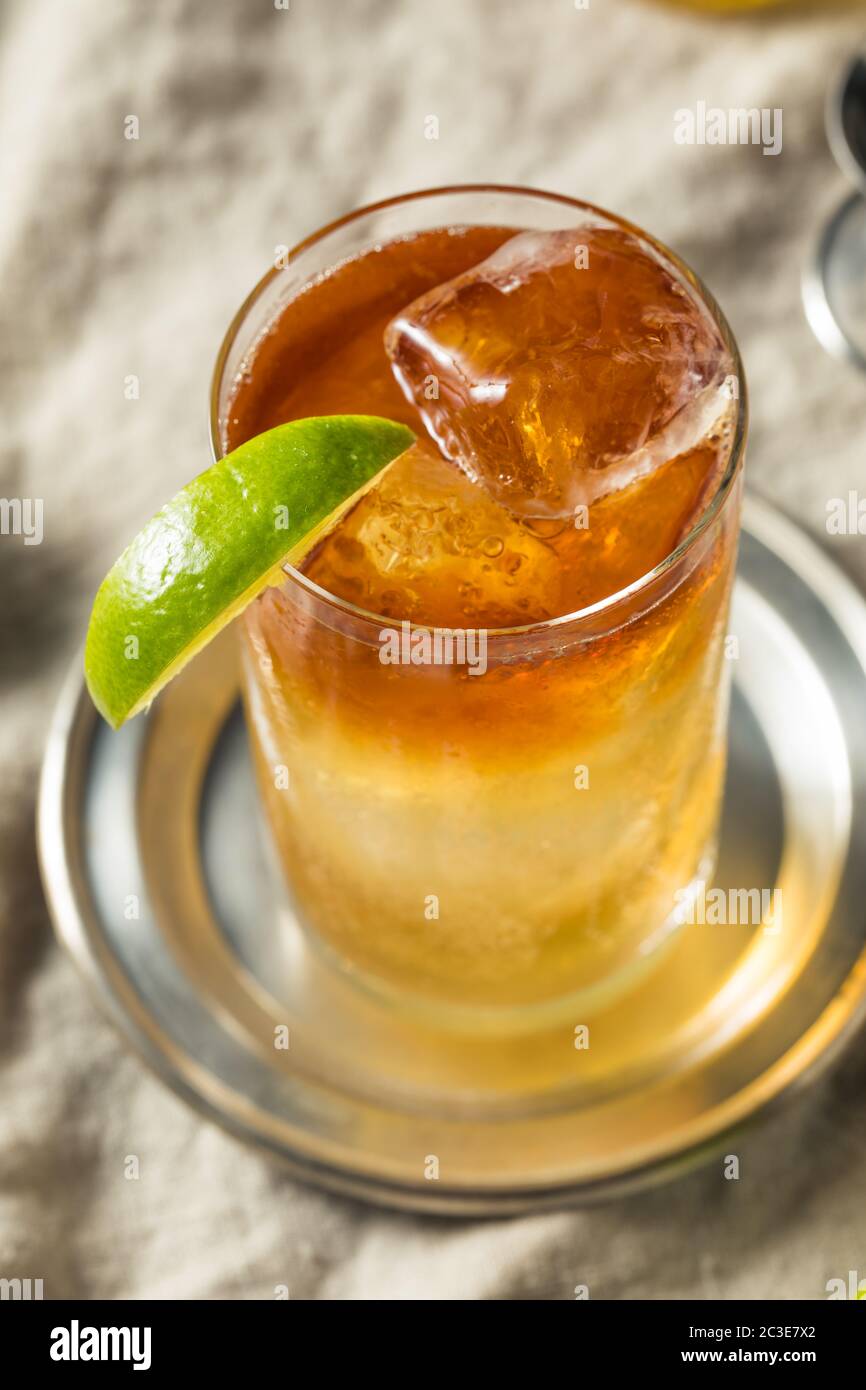 Cocktail de rhum noir et de tempête avec citron vert Banque D'Images