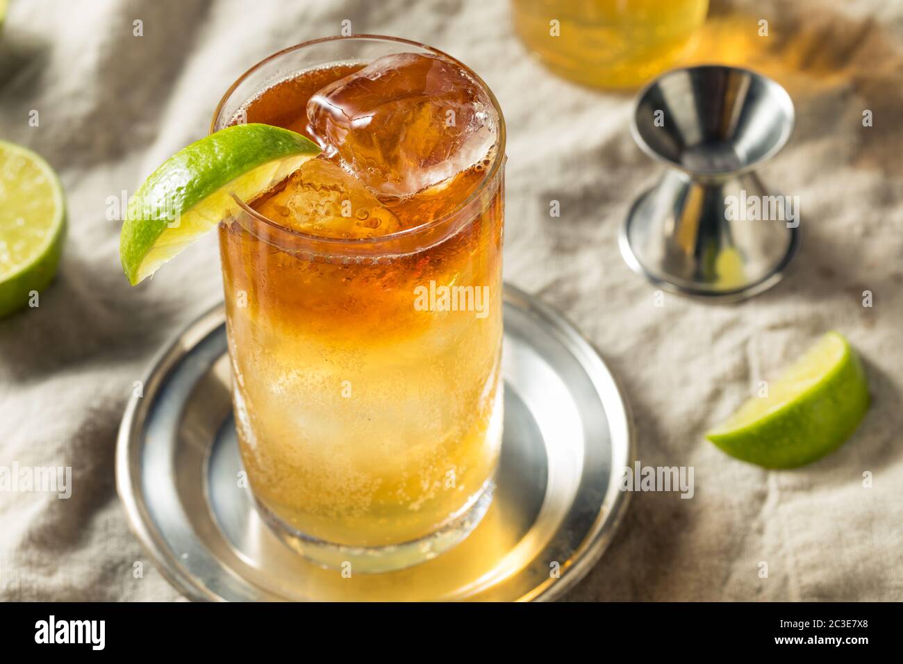 Cocktail de rhum noir et de tempête avec citron vert Banque D'Images