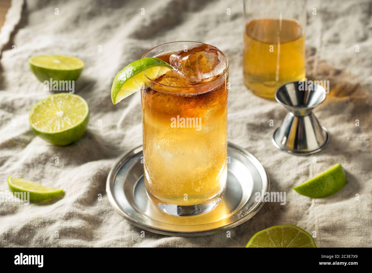 Cocktail de rhum noir et de tempête avec citron vert Banque D'Images