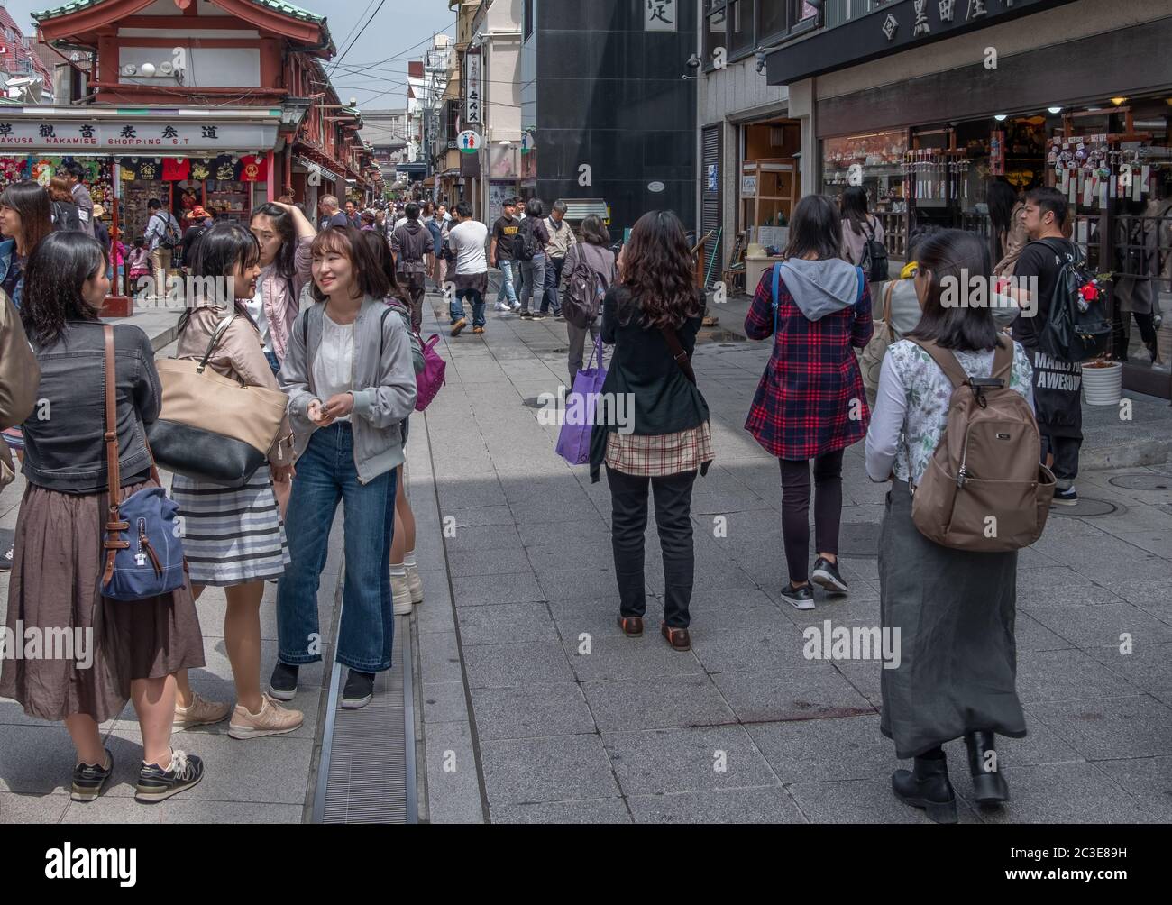 Les touristes se rassemblent à Asakusa Street, Tokyo, Japon Banque D'Images