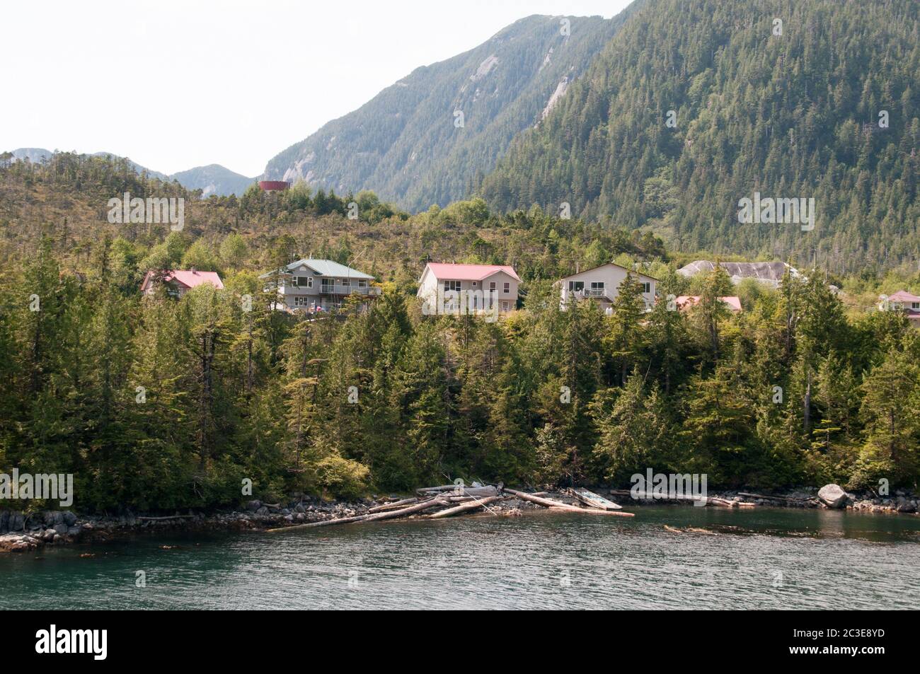 Maisons de la communauté de Klemtu de la première nation Kitasoo Xai'xais, dans la forêt tropicale du Grand Ours, sur la côte nord de la Colombie-Britannique, au Canada. Banque D'Images